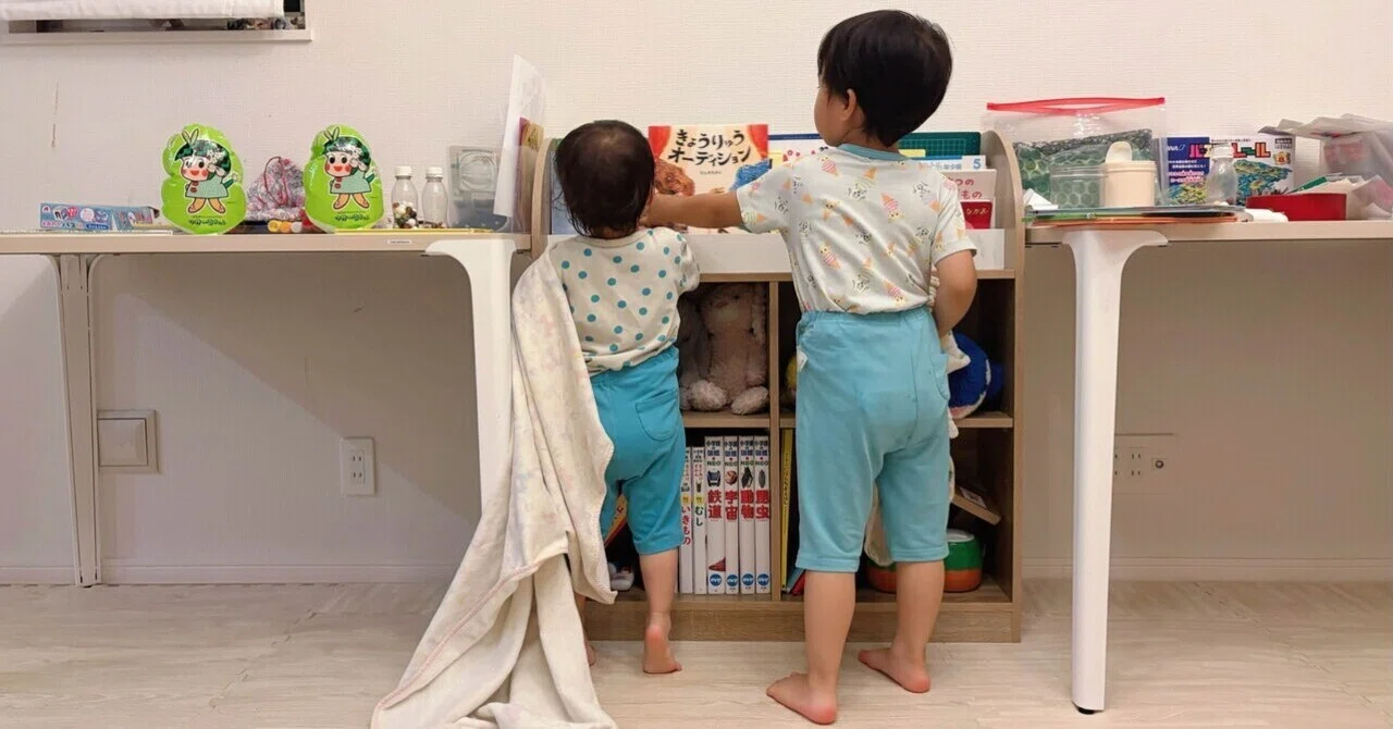 2,3歳、自分で回す絵本棚。配置とお約束。｜清宮ゆうか｜年子兄妹の