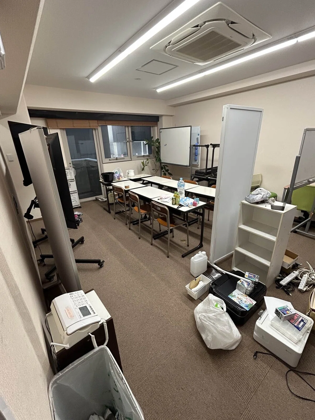 台東区台東】学習塾の閉鎖に伴う不用品回収・買取！大量の机・椅子 
