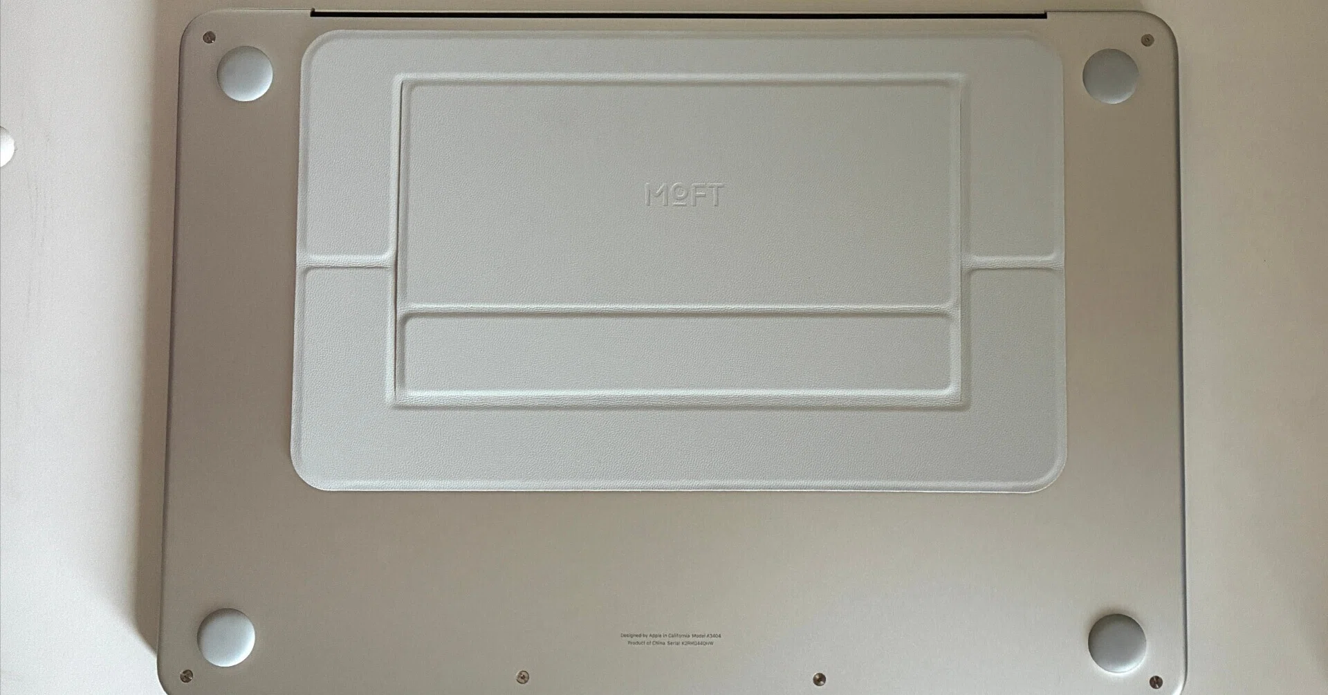 2262】MacBook NeoをiPad感覚で持ち歩くためのアクセサリーについて