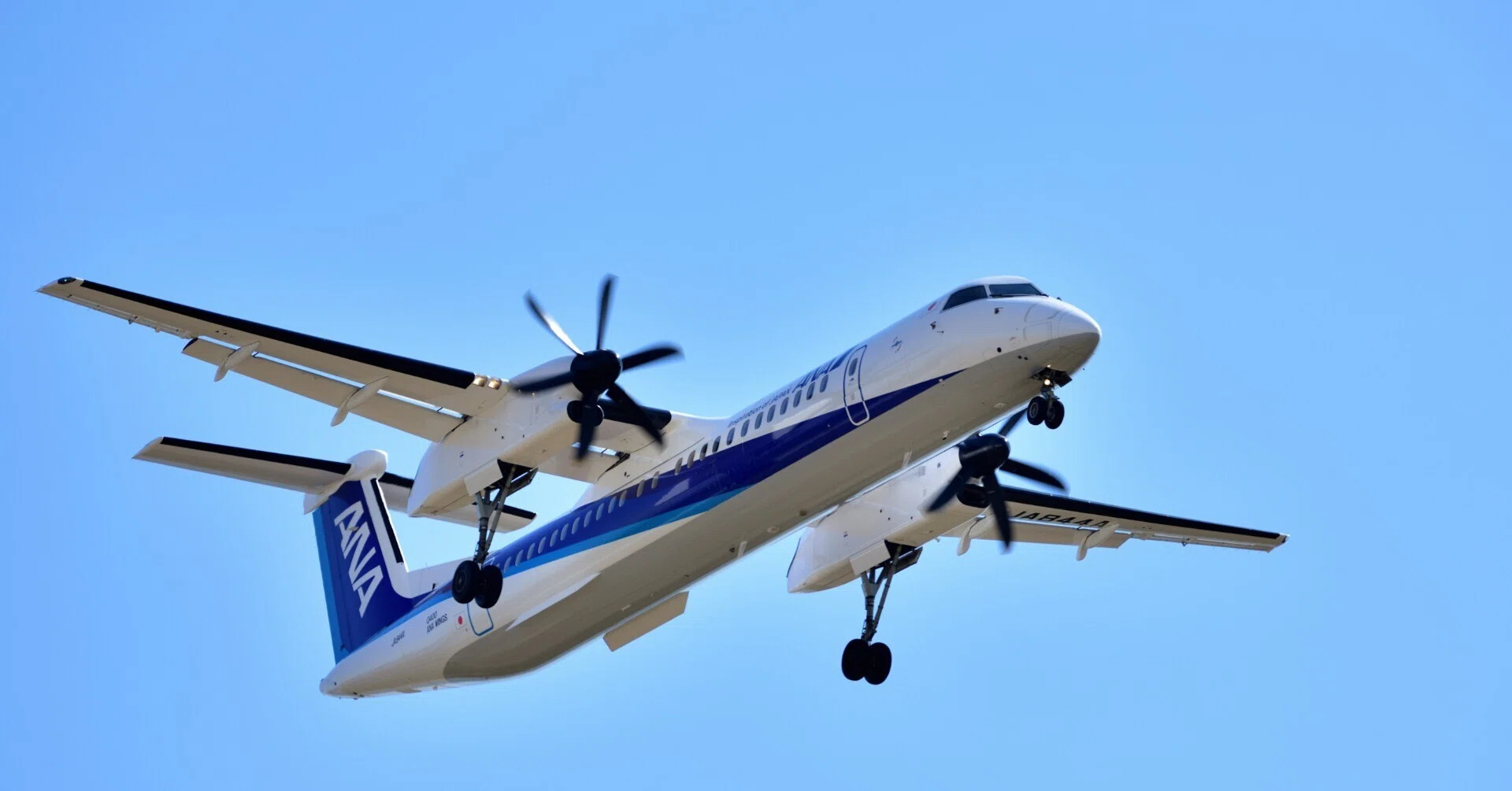 De Havilland Canada DHC-8-402Q Dash 8｜光と風のアルバム