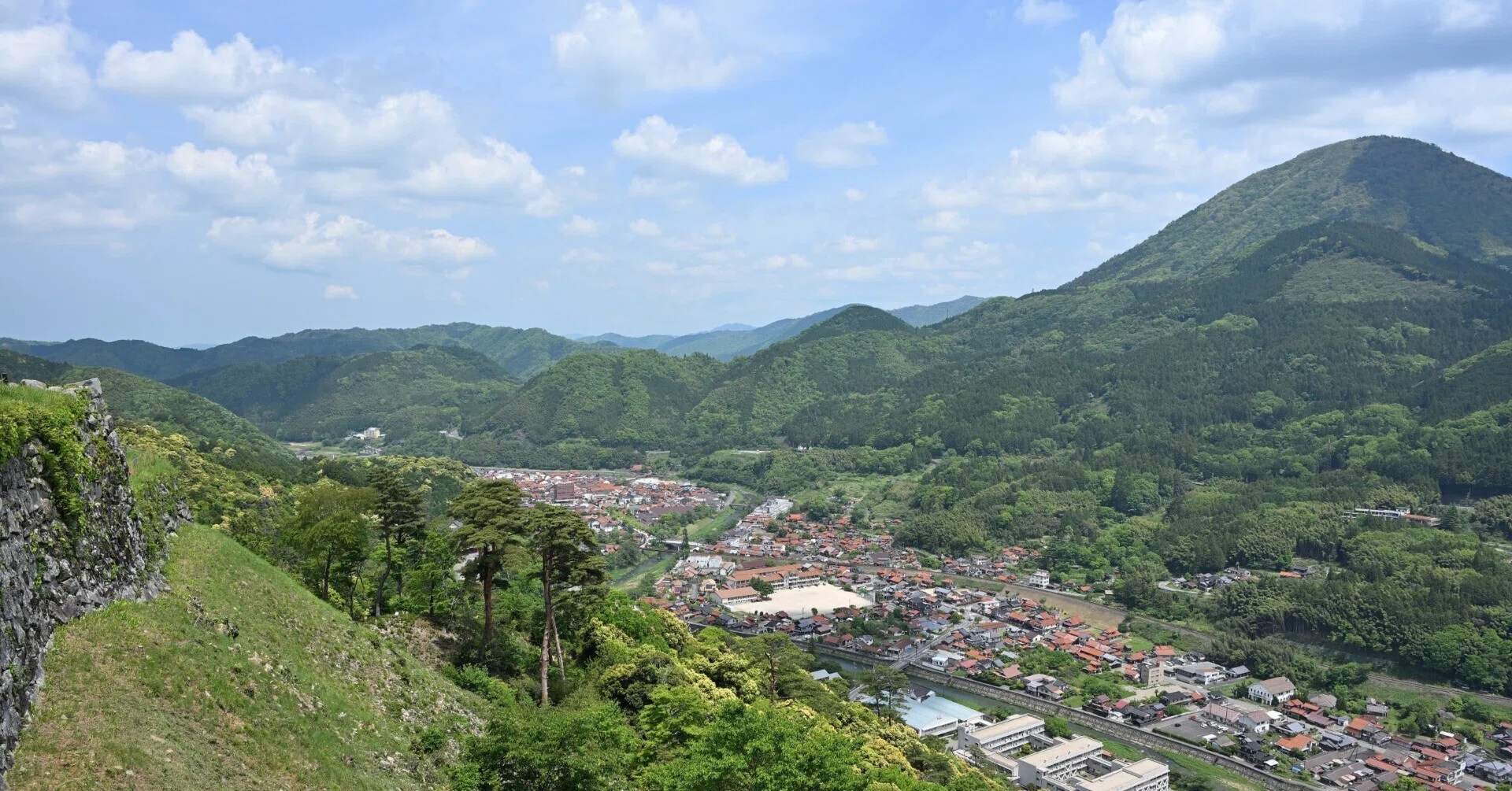 津和野城跡｜新緑が彩る石垣群と赤瓦の町並みの眺望｜2026GW 石見横断