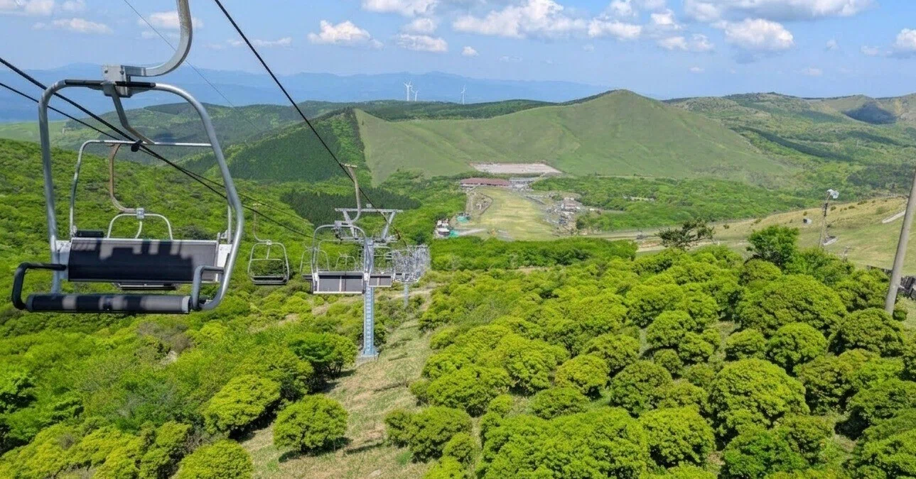 スキー場のリフトで、空の上から新緑を眺めよう。｜九重・飯田高原観光協会