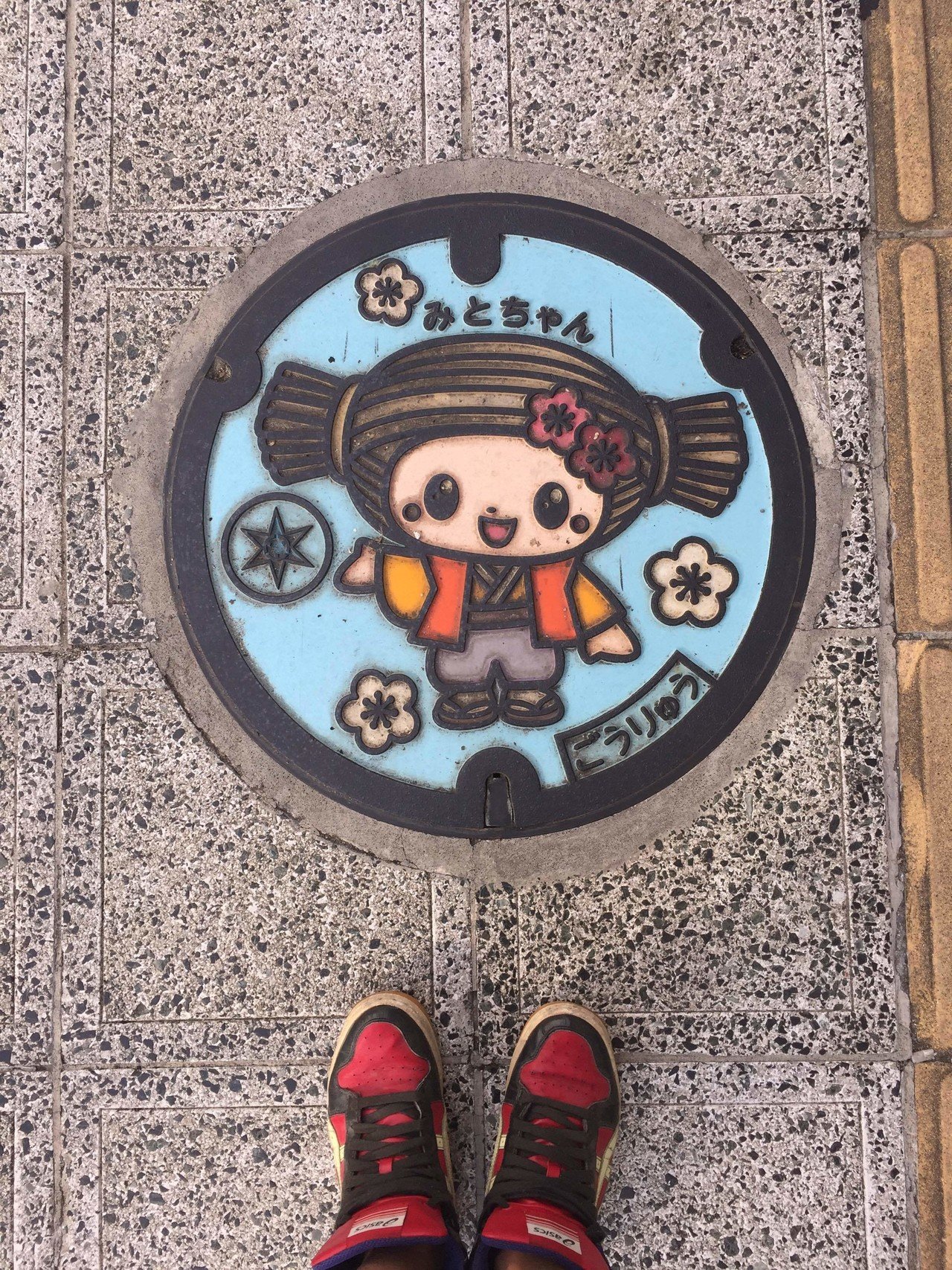 茨城県水戸市 マンホールの蓋 カラーのマンホールや みとちゃん というキャラクターが描かれてる みとちゃんは 水戸黄門と水戸納豆をモチーフにした水戸 市のキャラクターということらしい ダムレレ Note