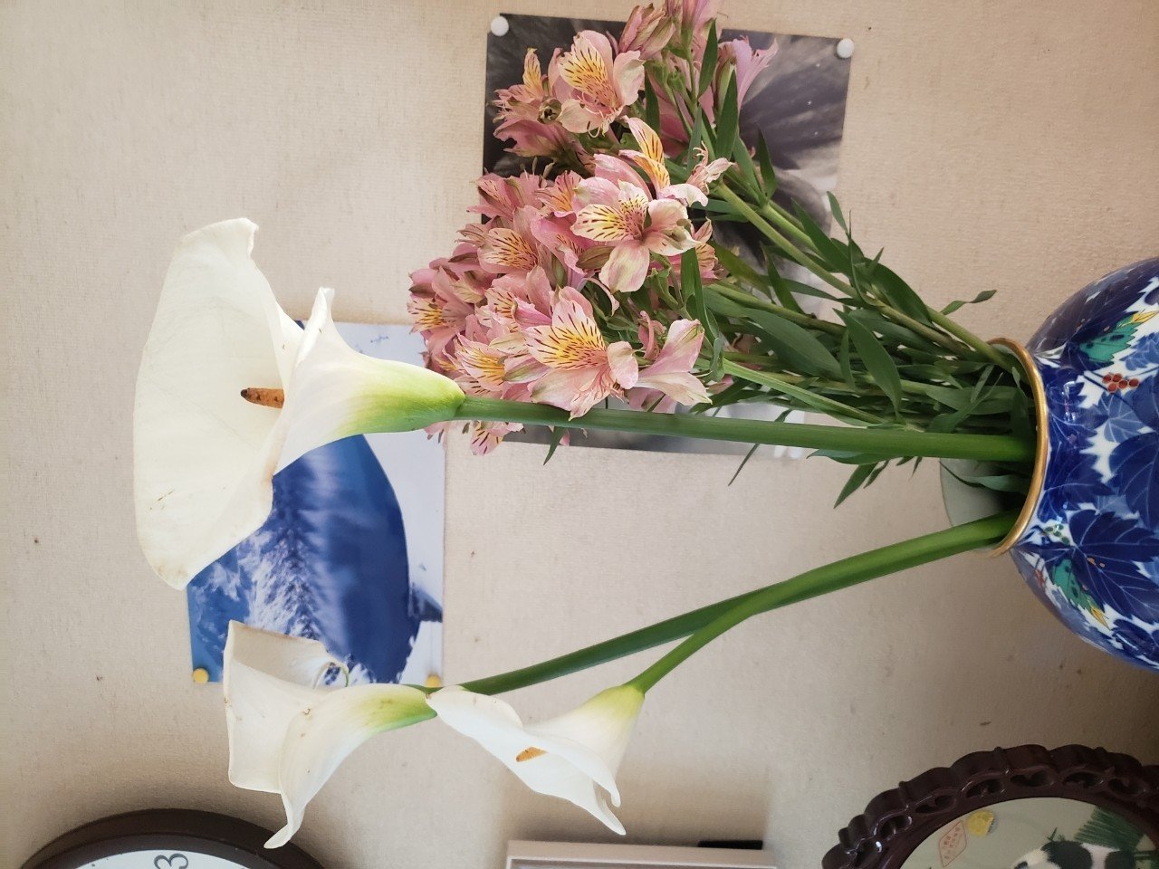 カラーとアルストロメリアと有田焼の花瓶 はーこはるりん Note