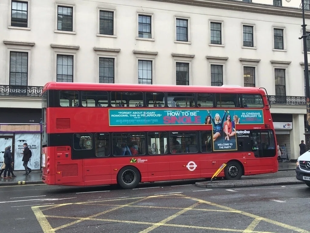 ロンドンバスの広告、眺めてみた｜CHIORI LONDON