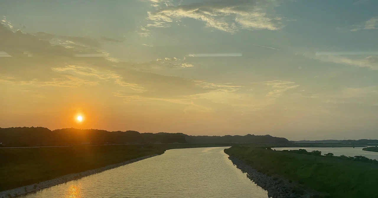 夕日に見惚れる東北鉄道旅。仙台で味わう牛たんとずんだ