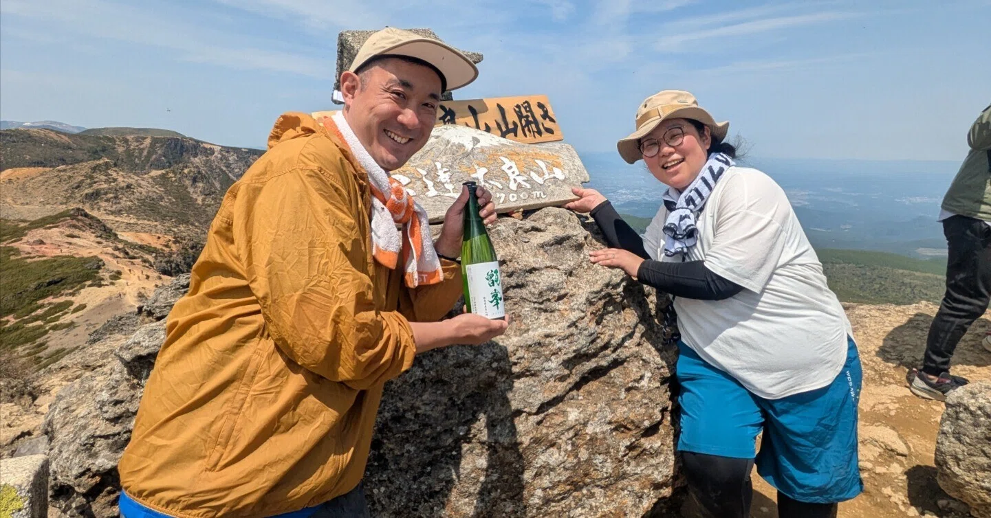 安達太良山（あだたらやま）の山開き。山頂に日本酒を奉納してきた