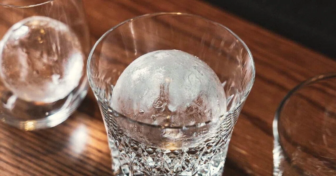 溶けにくい氷!?なぜ市販の氷は透明なのに家庭で作る氷は白く濁るのか?🌈|早坂 渚