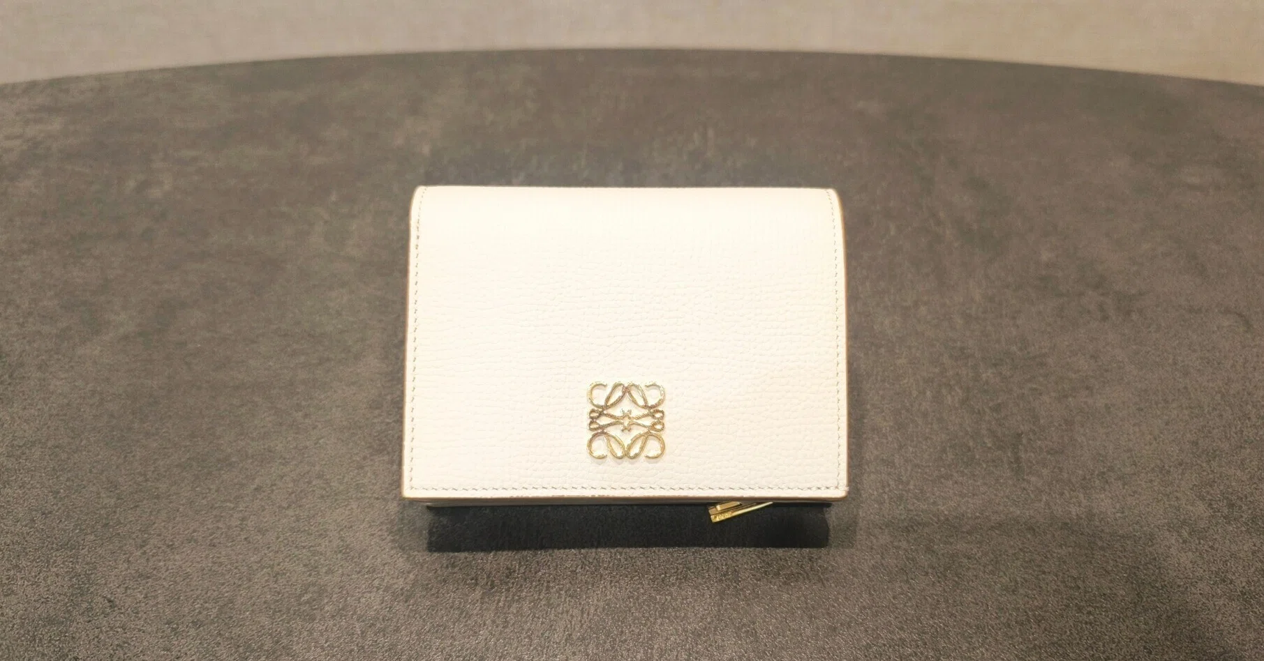 ロエベの財布「アナグラム コンパクト ウォレット」の使い勝手｜牧 菜々子