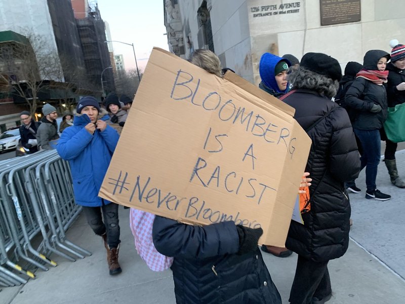 写真　「ブルームバーグは人種差別主義者」