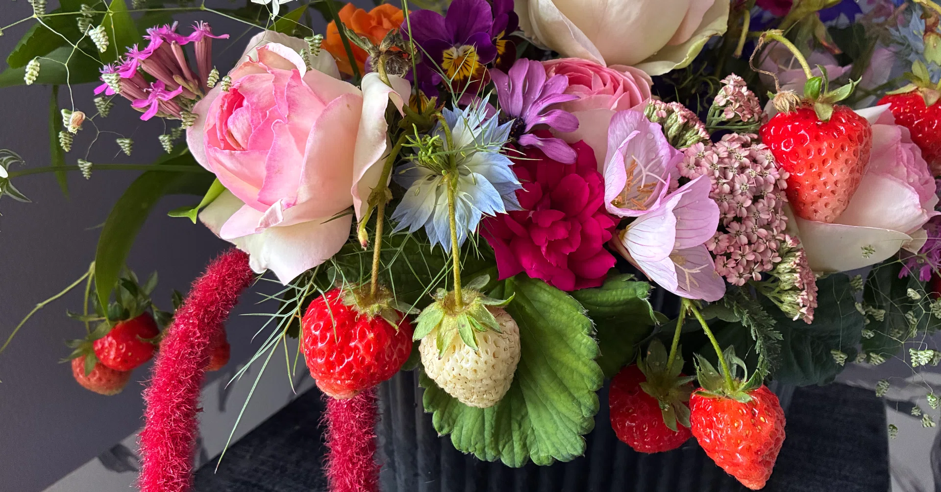 庭のイチゴでフラワーアレンジメント｜暮らしの花研究家