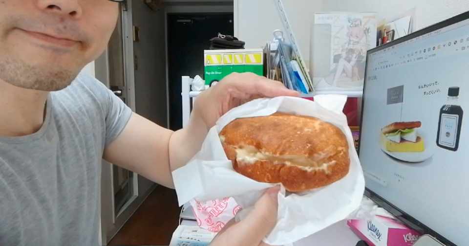 横顔 103 渋谷のカフェ なんとかプレッソ2 の ホワイトクリームパニーニ をデリバリーで 食べる人の横顔 Note