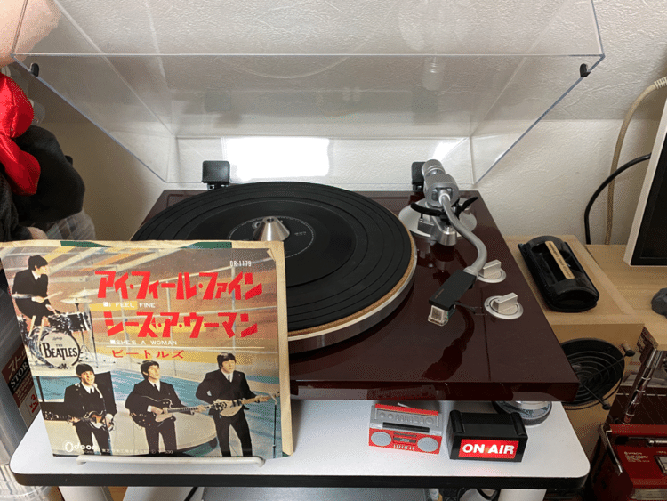 ビートルズ「アイ・フィール・ファイン ／ シーズ・ア・ウーマン」1964年リリース。イントロの弦を弾いたノイズがシタールっぽくて中期のサウンドを予感させる。東芝オデオン盤なのに100円で入手できたと思ったら盤に反りがあった。  #レコード #毎日1枚ドーナツ盤 #ビートルズ 