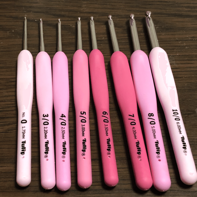 最近ちょっと使ってないかぎ針たち。ピンクのかわいいやつです。写り損ねてるけど、レース針2号と8号があります。目が…目がぁあああ！