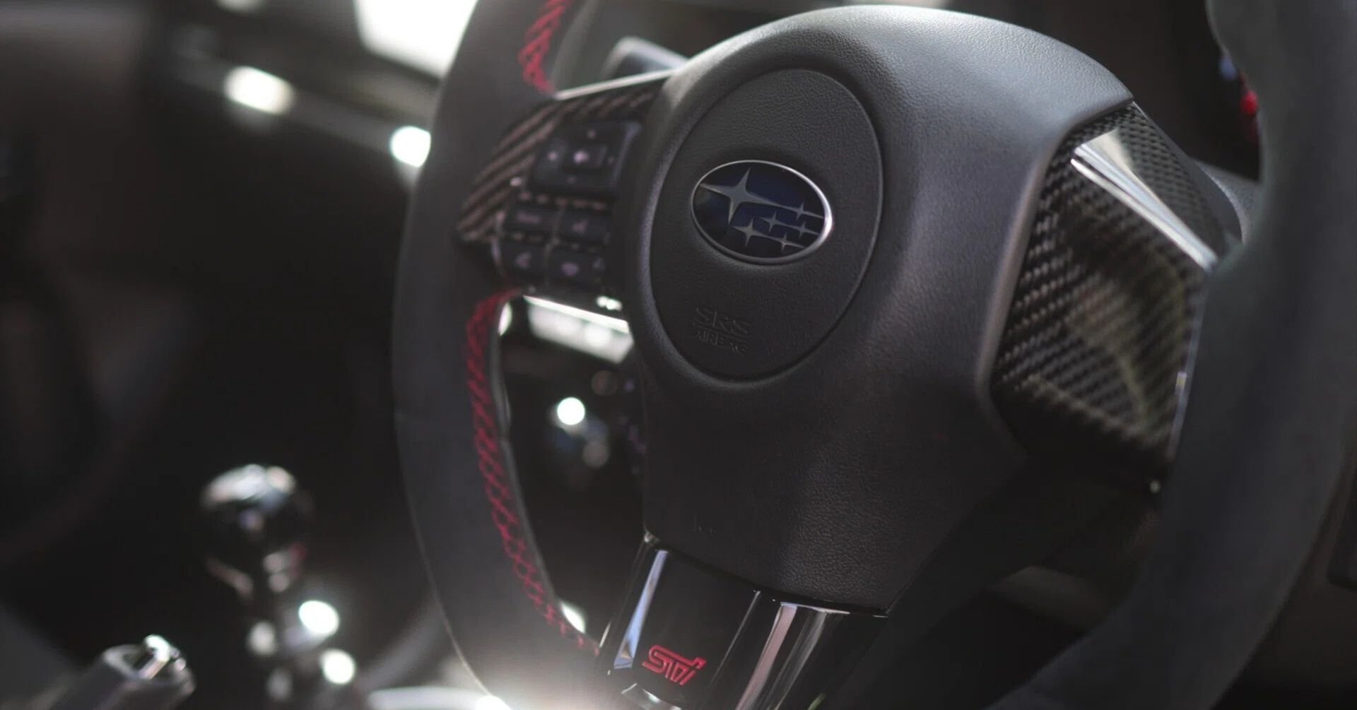 ワンポイントの美学。WRX STI ステアリングのカーボン化｜FLAT4