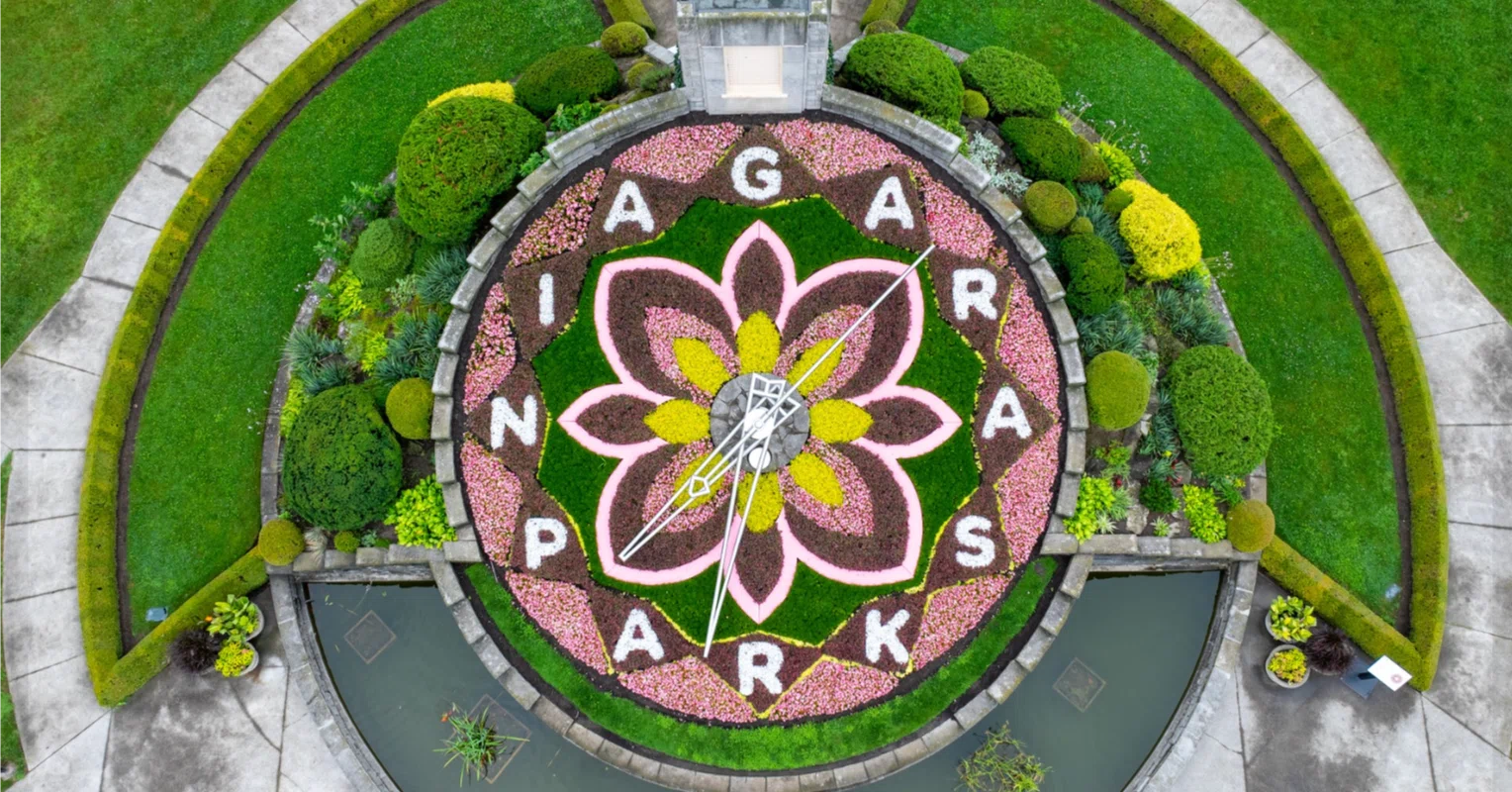 【花時計】秋の杜 ナイアガラの花時計を楽しむ｜花時計に込められた手仕事｜トロントkiki