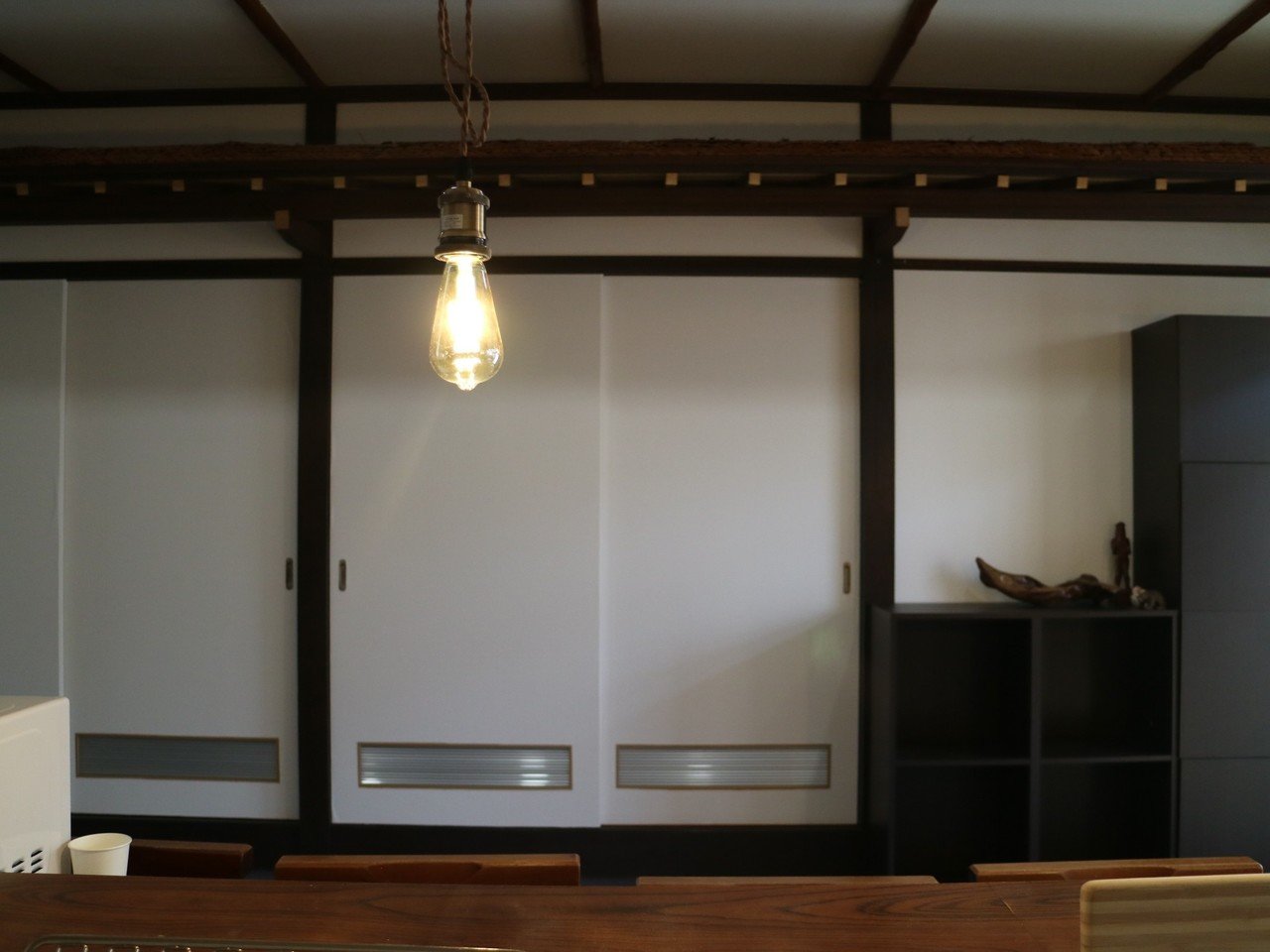 7 部屋の統一感って大事なんだな と気付いた日 引き戸に壁紙は貼れるのか Diyで試してみた ゆいくん Note