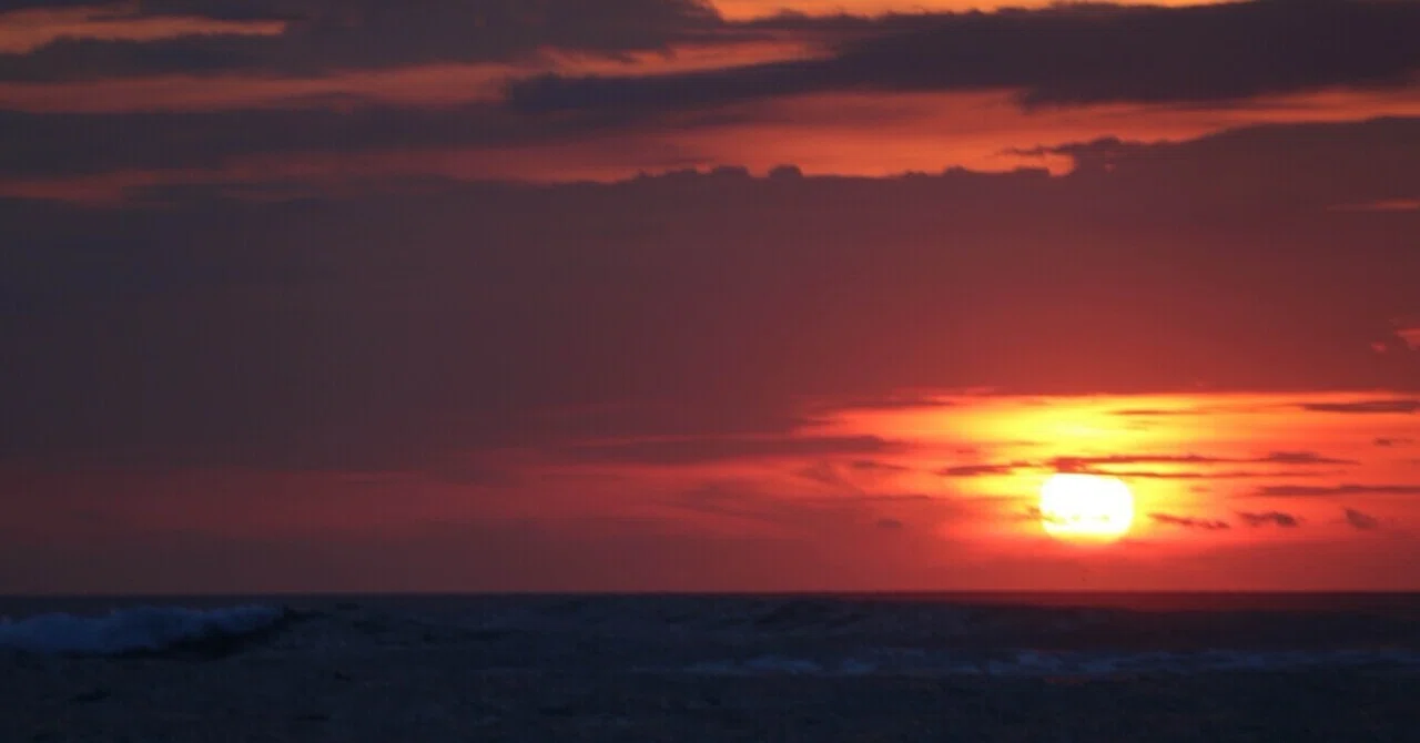 📷心が静かになる夕焼けと夕陽の風景写真素材｜海辺と水辺に映るサン