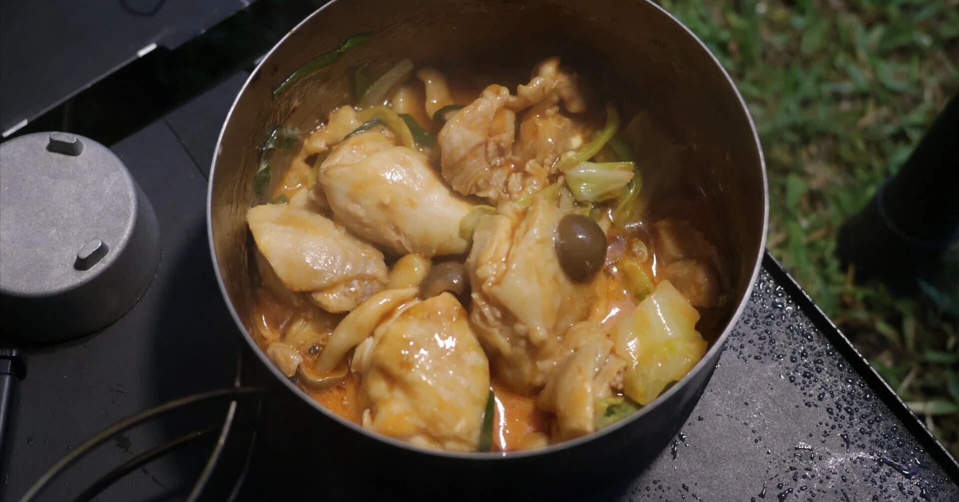 アルストキャンプ飯 『シラチャーとマヨで、鳥もも肉と野菜の炒め煮