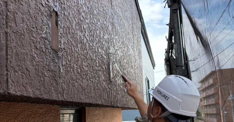 「落ちる前に撤去してほしい」 ― 春に増える、外壁の緊急対応のはなし
