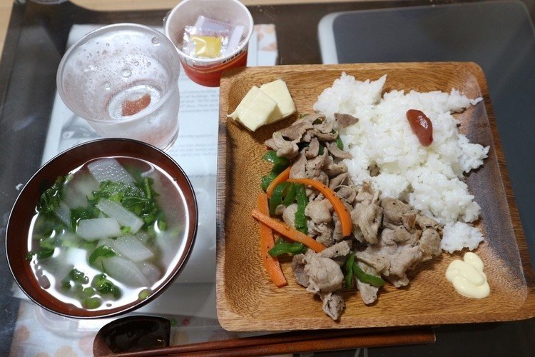 晩御飯
ご飯、豚肉と野菜の炒め物、
大根の味噌汁、納豆、チーズ
梅星ソーダ