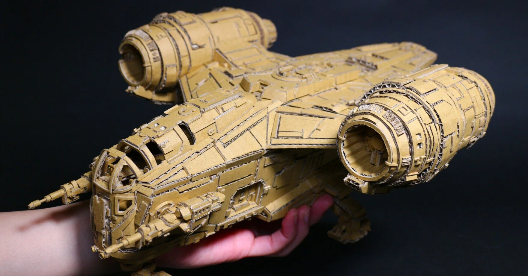 ダンボールで作るレイザー・クレスト / Cardboard Razor Crest｜大野萌