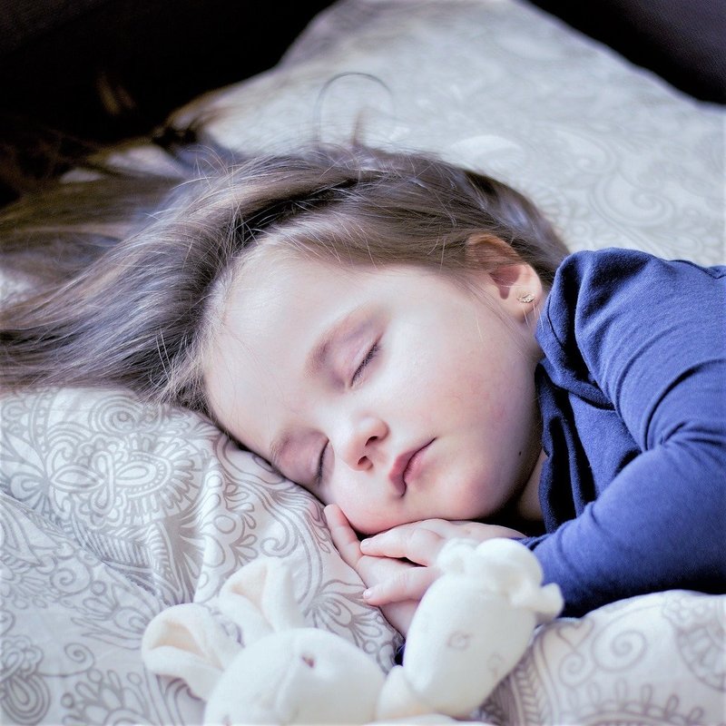 夜驚症と夜泣きの違いは 親子の睡眠不足の解消のためにできること 子育て情報ひろば みくりキッズくりにっく Note