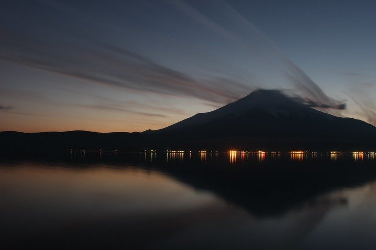 夕日が沈む富士山