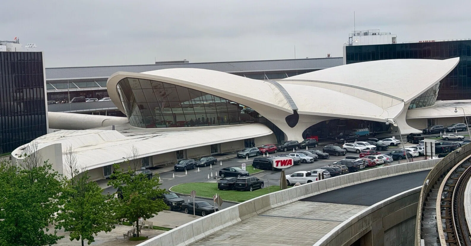 AIR】古いターミナルをホテル再生したJFK空港TWAHotelから学ぶ、「稼ぐ