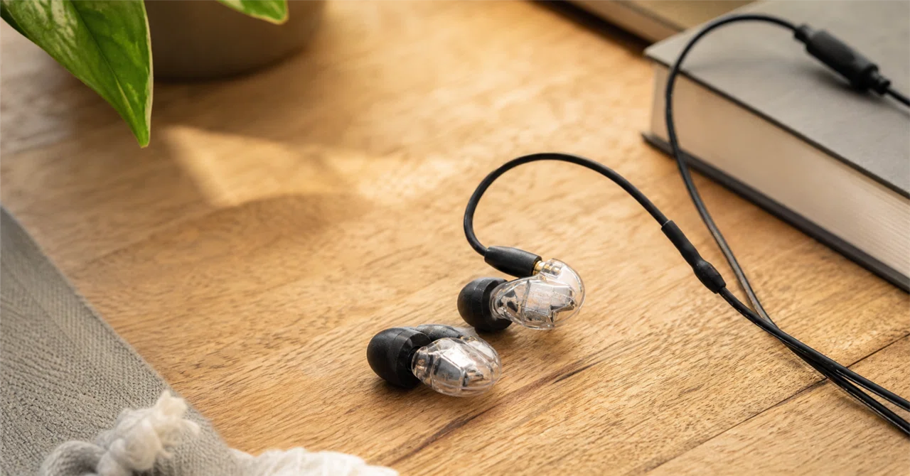 遮音性の高い有線イヤホンで音に没入する──SHURE AONIC 215が21%オフ