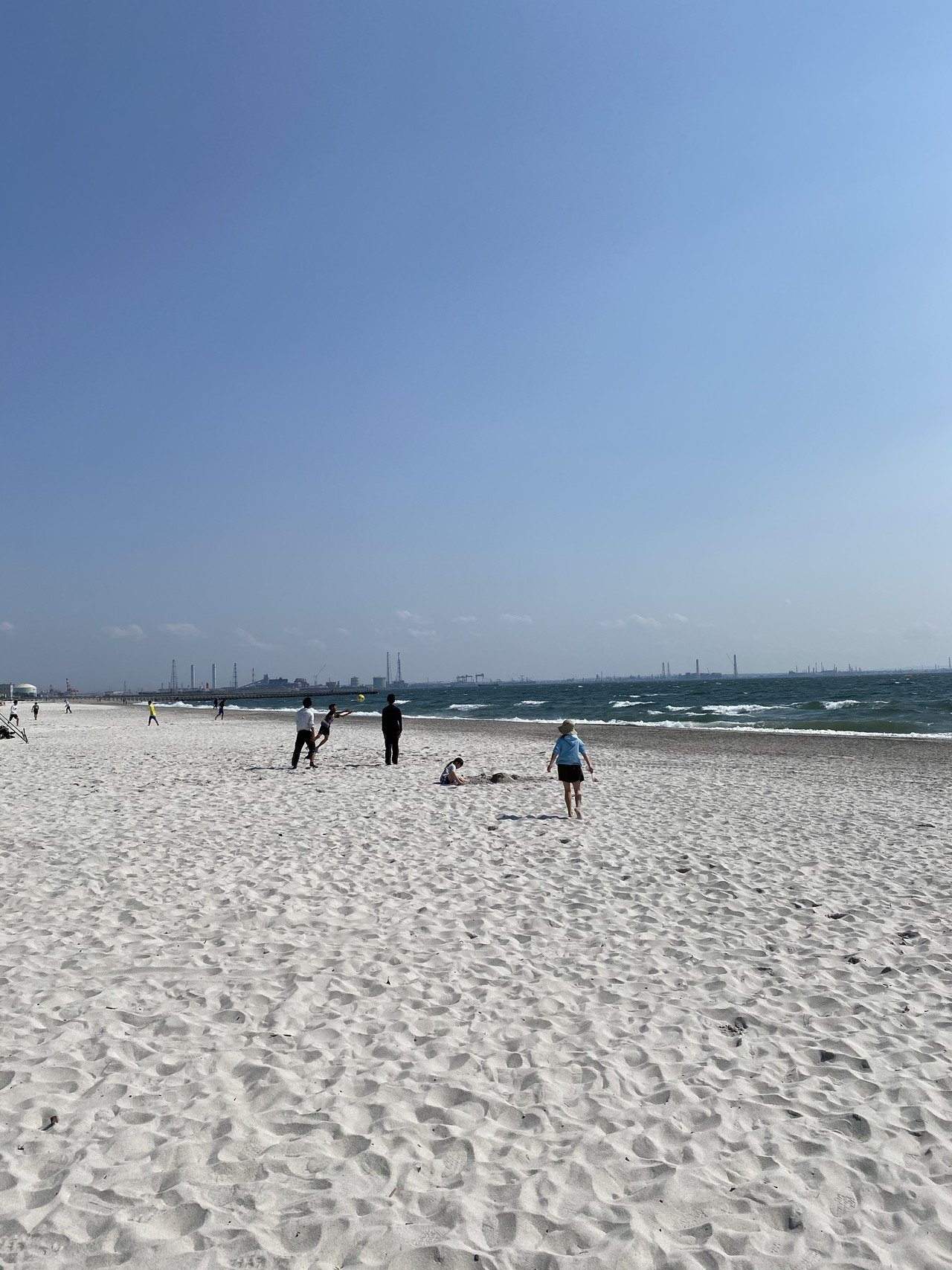 白い砂浜になった 稲毛海岸 ウッドデッキやビーチハウスができないと パッとしないな 向こう側が 工場地帯だし イエローブロッサム Note