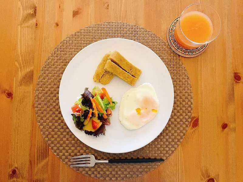 オートミール蒸しパンの朝食プレート Renam Note オートミール蒸しパンの朝食プレート Renam Note