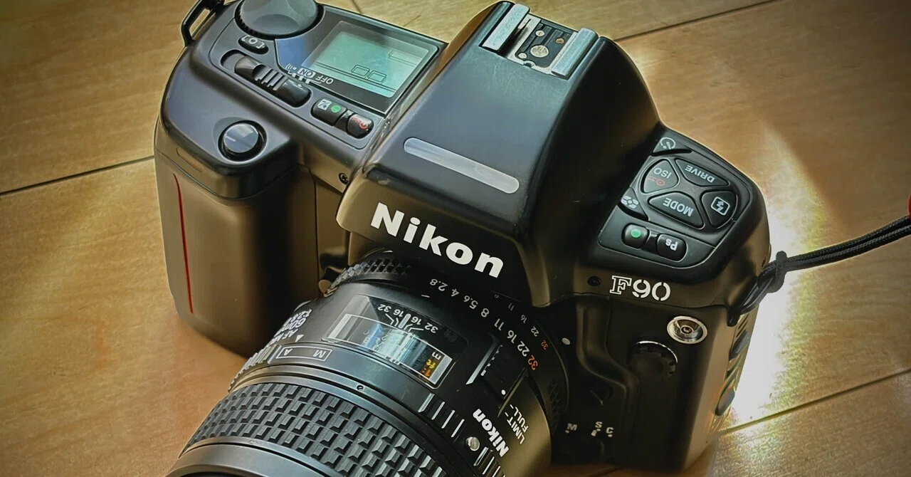 フィルムカメラ　Nikon F90 フィルムカメラのNikon F90は、もっと見直されても良いと思うんです フィルムカメラ