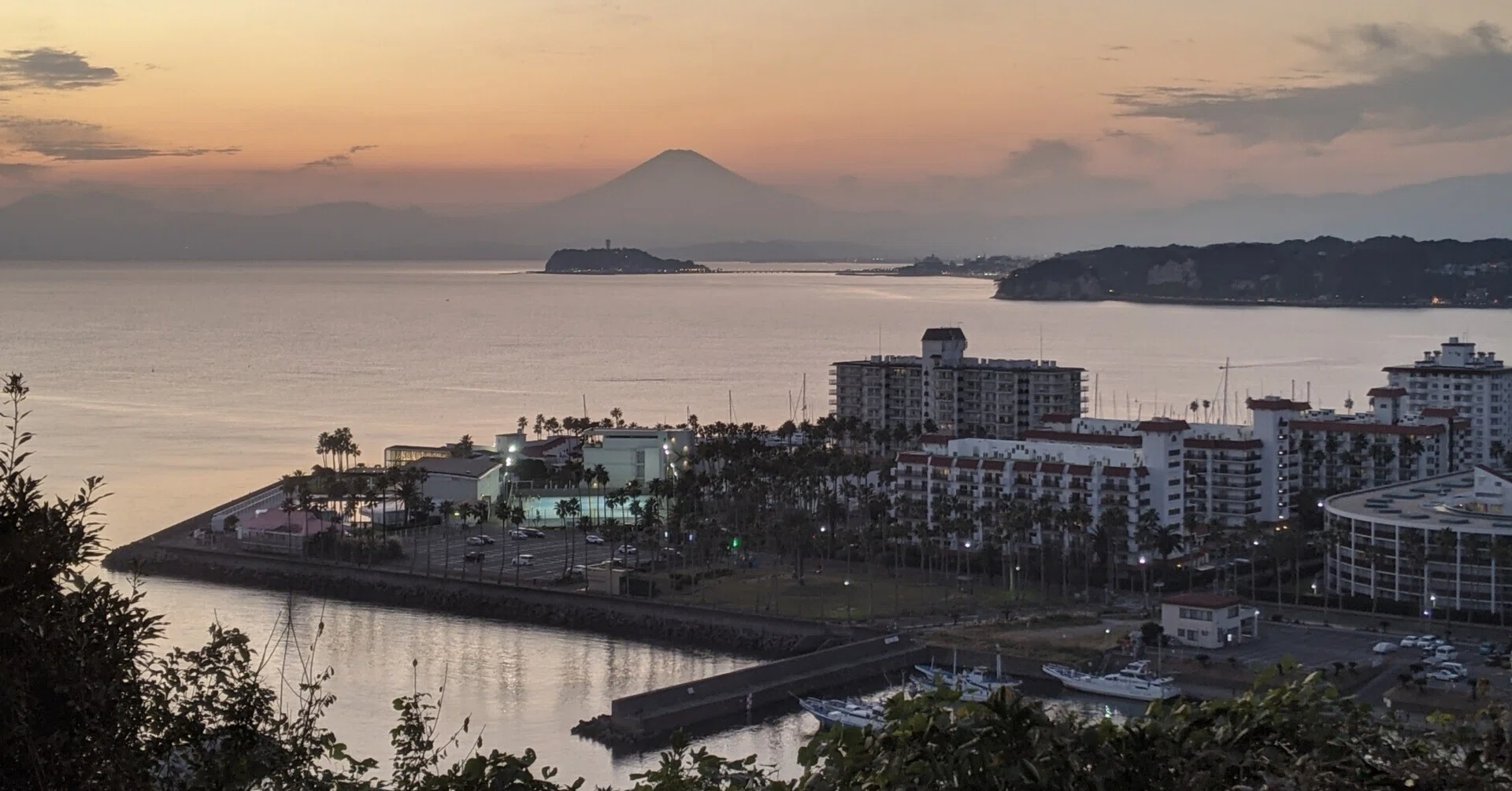 相模湾を見渡す港町の鎮守。古の三浦半島に思いを馳せる「披露山 天照