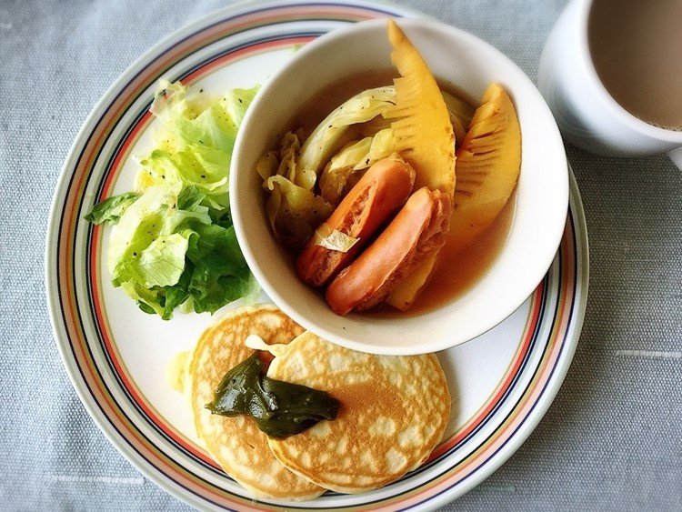春野菜のスープ。
パンケーキ。
オニオンドレッシングのサラダ。

まだ少し肌寒いですが、春ですねぇ♪( ´▽｀)

#朝ごはん #スープ #料理 #写真