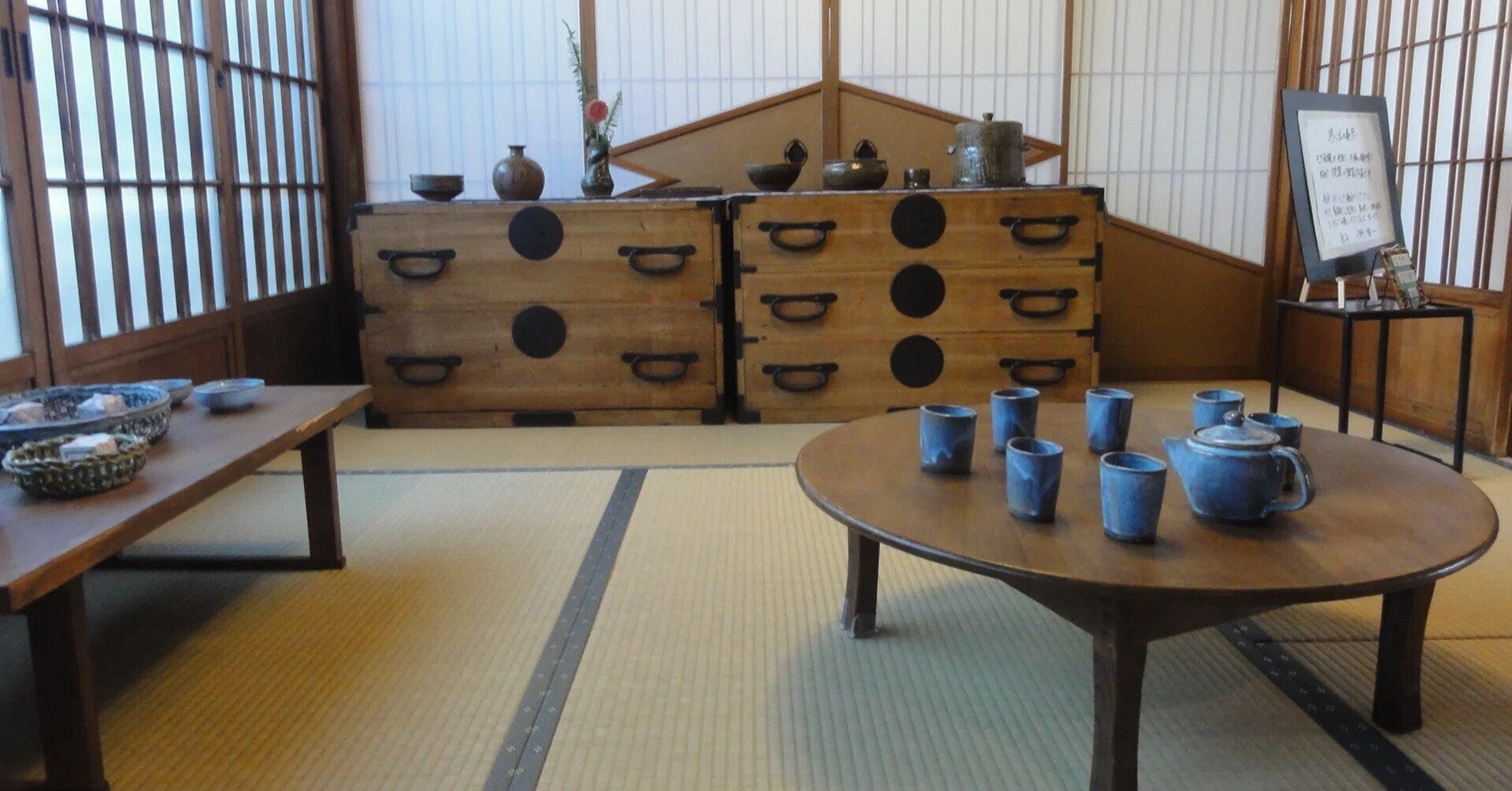 佐賀の古民家より★陶器の重箱　内部にも絵付された丁寧な造りの逸品　『高の』印 愛妻家珈琲】鈴村邸 「思い出の陶芸展示会」を見に行く｜あずさ＠訪問記