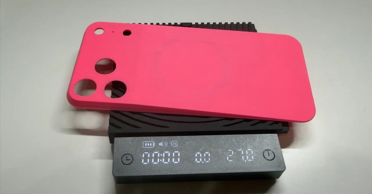 3Dプリンターで自作したiPhone 17 Pro用バックパネル
