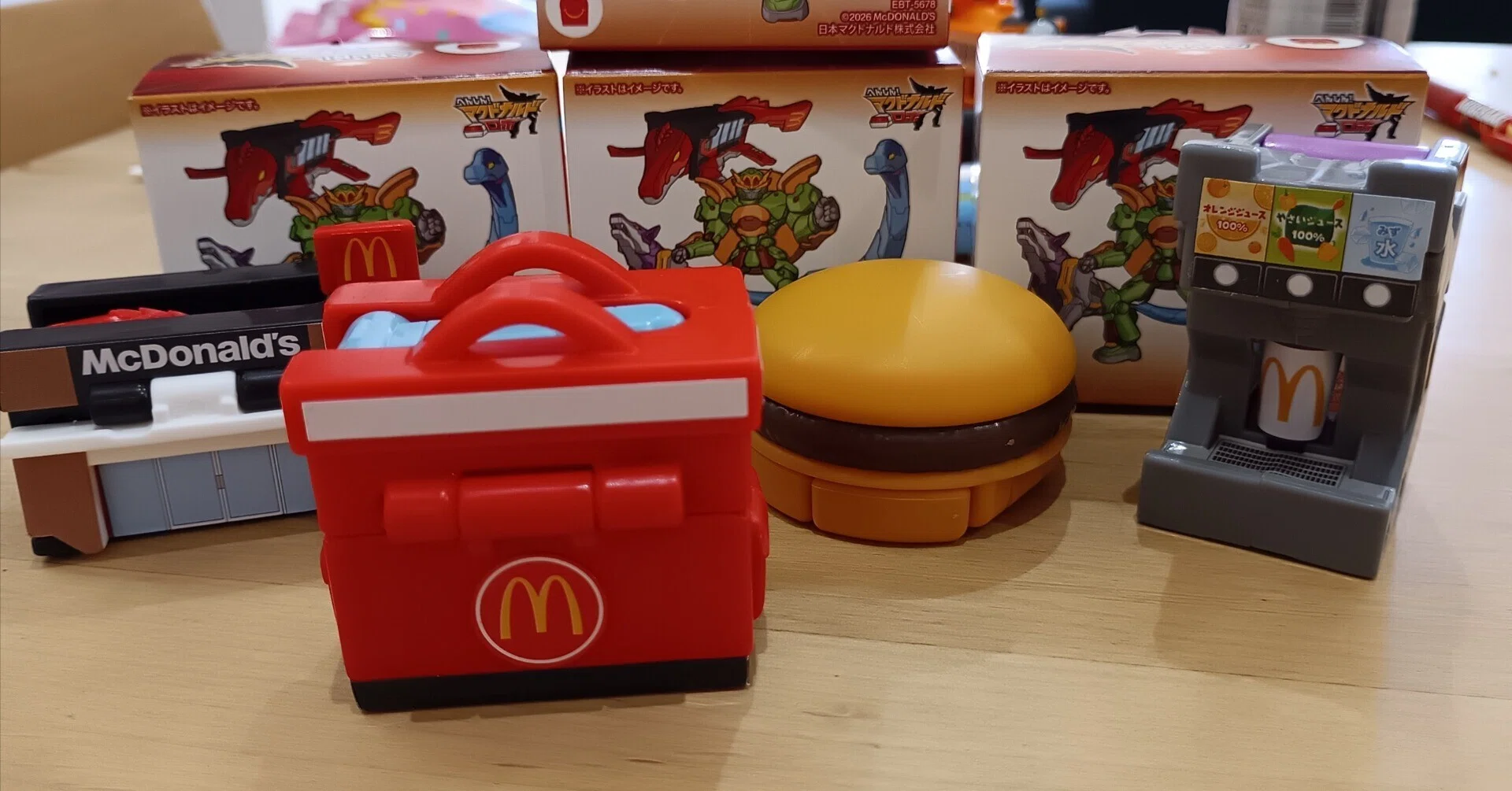 ハッピーセット 5/28～ へんしん！マクドナルドロボ（第2弾）を写真