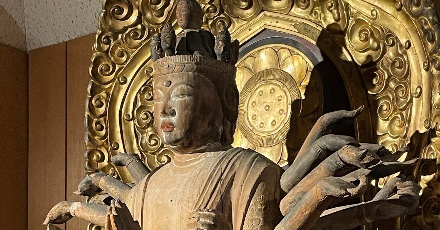 浜松・摩訶耶寺の御開帳 みほとけとお庭と、湖と｜美術館とお寺と猫