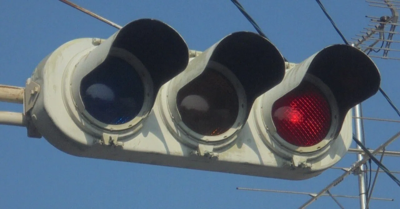 信号機 本物 レンズ 豊橋市にある小糸Zレンズ樹脂｜けんだまの信号機撮影