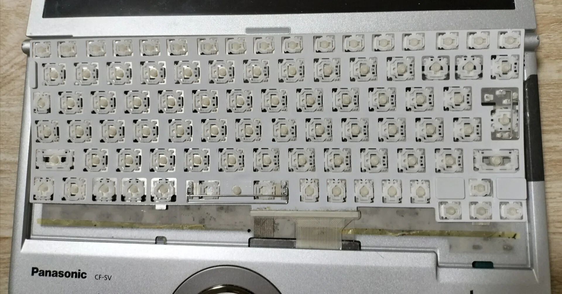 レッツノートCF-SVのキーボードをきれいに外してみた｜クロネコ（玄猫
