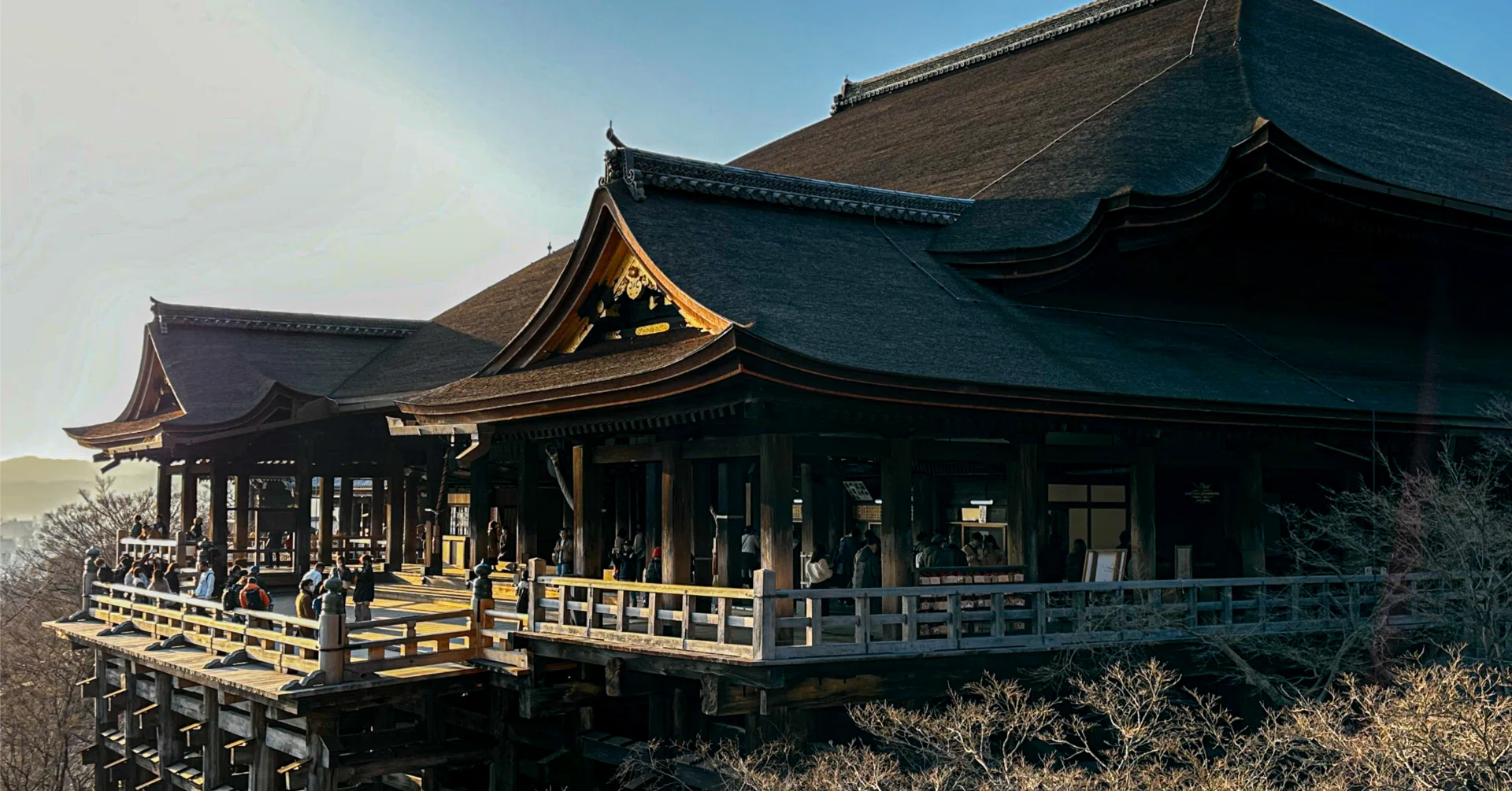 京都】夕暮れの清水寺。舞台から眺める黄金色の街と、遠くの京都タワー
