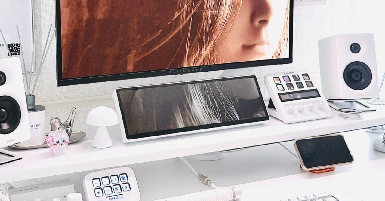 デスク界の“問題児ガジェット”｜気になる点の方が多い… CORSAIR XENEON