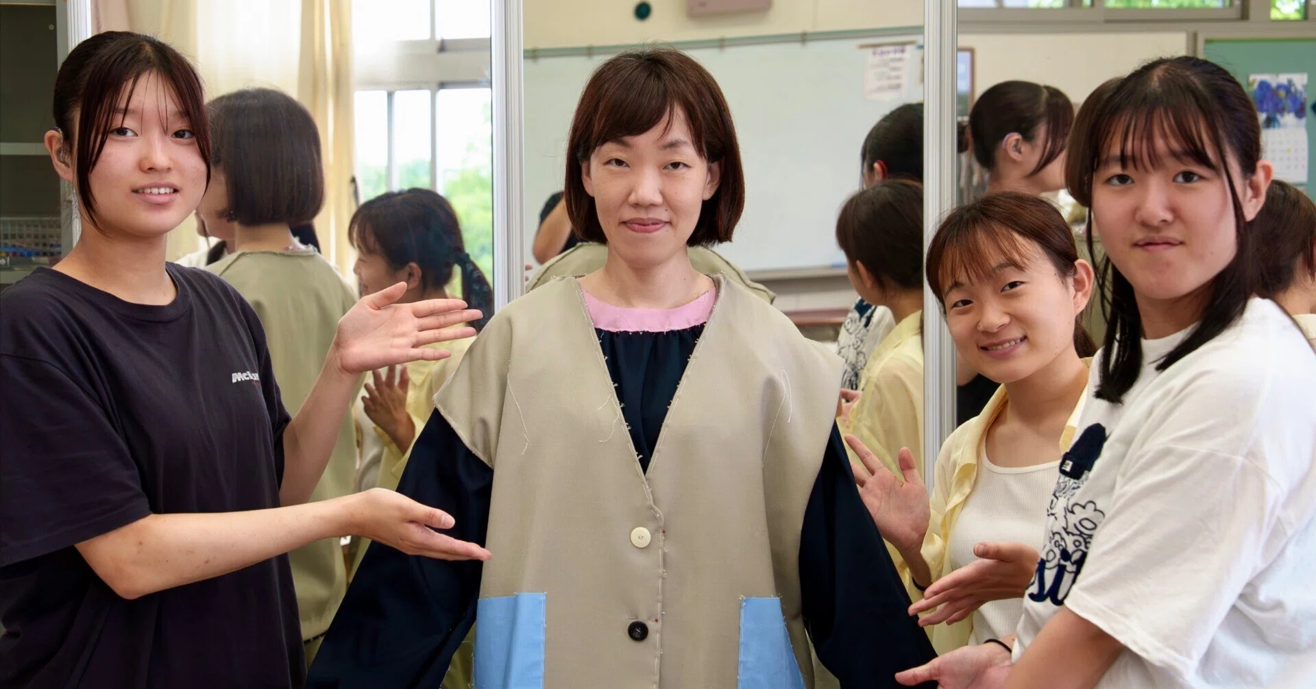 依頼作品の製作②～専1生活デザイン科 被服構成～｜愛知県立名古屋聾学校