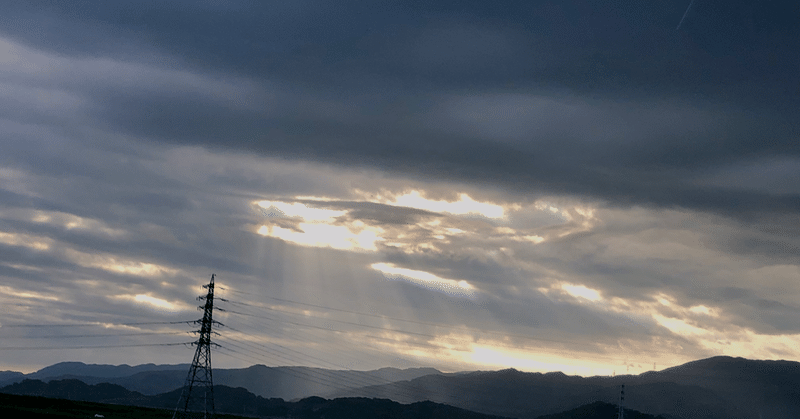 曇り空から光がさす時、とても綺麗だなと思います。