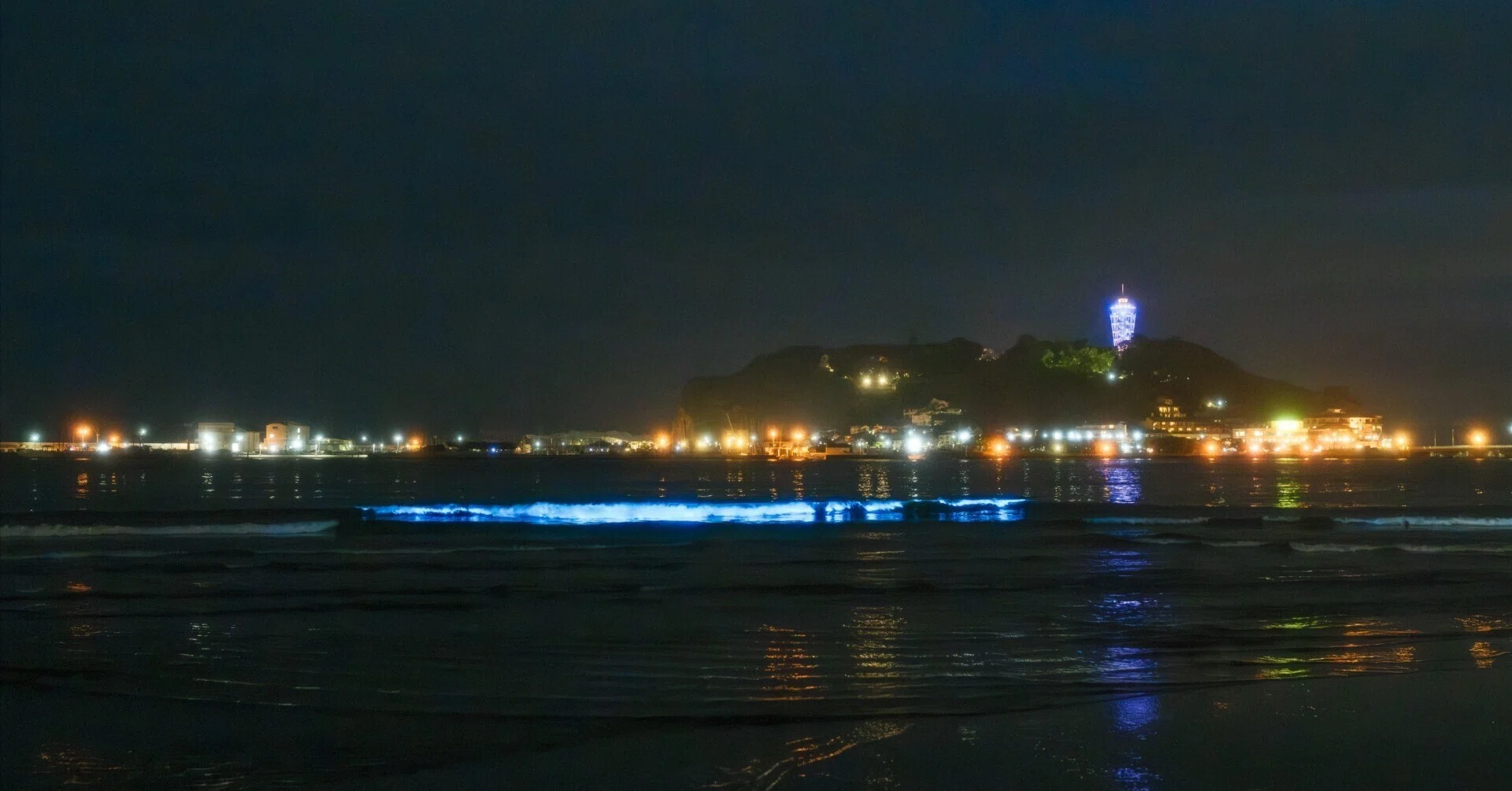 「夜の海」 発光する海 | X-T5 + SIGMA 17-40mm F1.8 DC｜borichan | 旅するカメラ