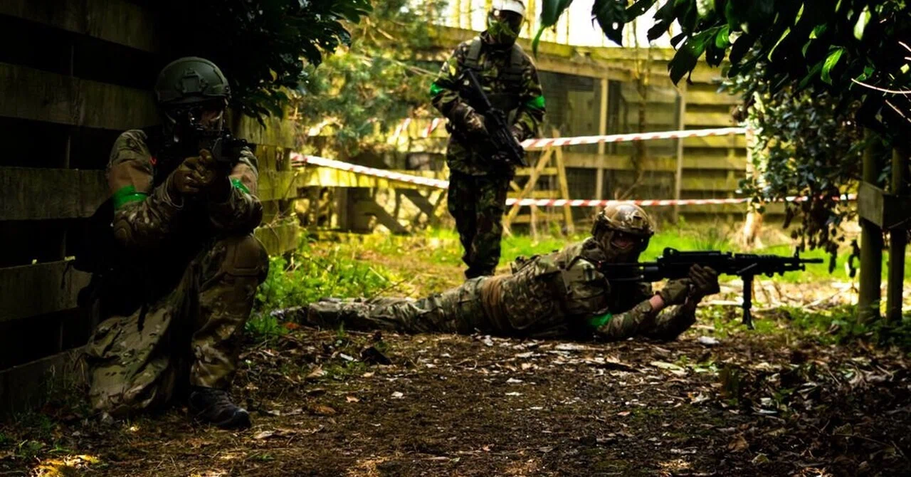 画像: MilSim Westの市街戦、ヘルメット装備の参加者が建物を制圧するドキュメンタリー風カット