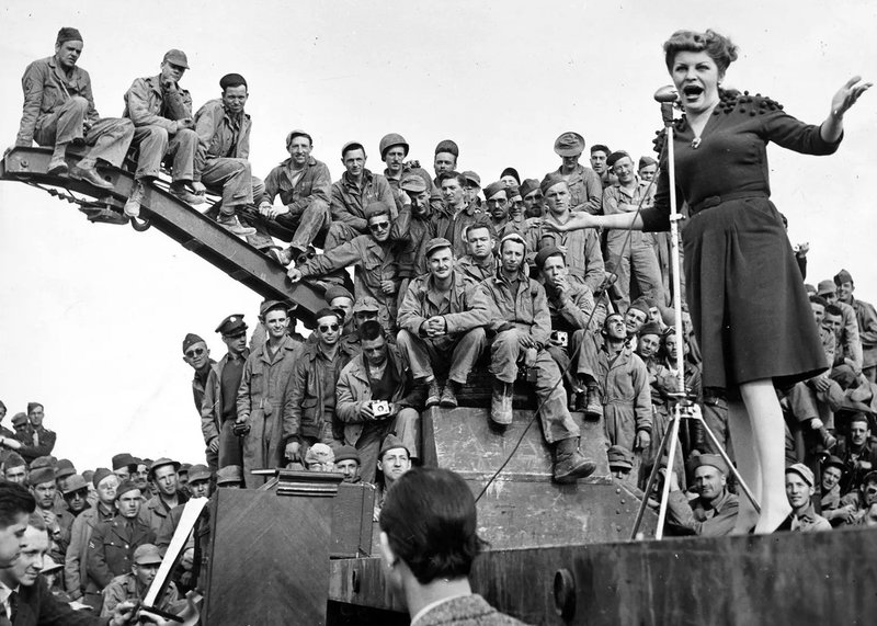 コメディアンで歌手であるマーサレイは、1943年に北アフリカに駐留する軍隊を対象にした米国組織（USO）のツアー中に、米国の兵士を対象に演奏