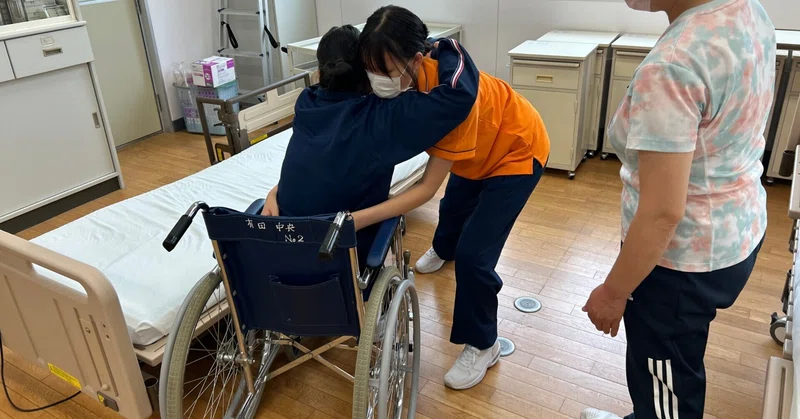 福祉系列２年生　実習の授業を頑張っています②