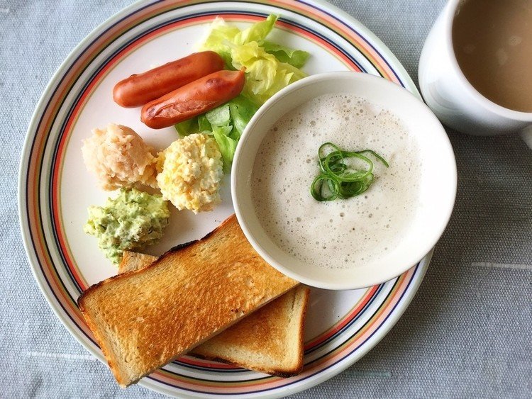 トースト。
三色サラダ。
ウインナーとレタス。
里芋のポタージュ。

朝はまだ肌寒いです。今日は暖かくなりそう。お出かけしたくなりますね☆
私は外出ですが、一日中建物の中に篭りっきりです(ｰ ｰ;)

#朝ごはん #幸せ #写真 #カフェ #スープ